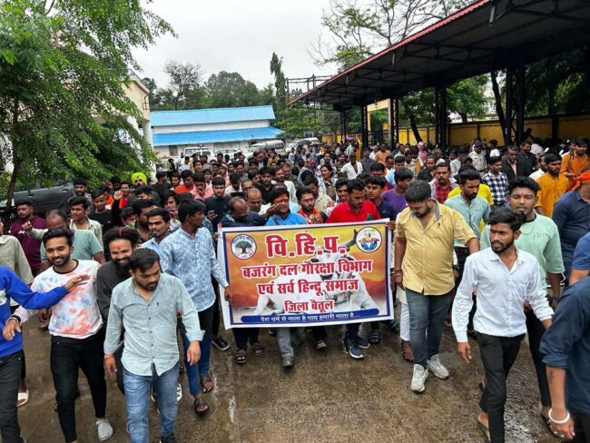 VIDEO: बैतूल में गौवंश हत्या के विरोध में कटा बवाल, सड़कों पर उतरे हिन्दू संगठन के कार्यकर्ता, पुलिस ने दिखाई मुस्तैदी तो एक आरोपी नागपुर से पकड़ाया