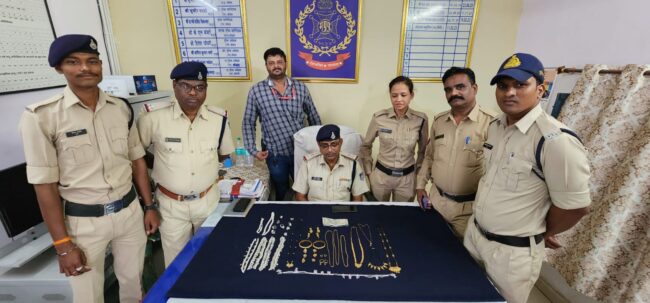 Betul Crime News : ट्रेन में चोरी कर महाराष्ट्र के सराफा व्यवसायियों को बेचते थे सामान, जीआरपी ने एक युवक समेत व्यापारियों को पकड़ा, 10 लाख का सामान भी बरामद