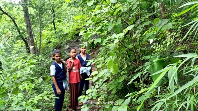 Betul News: जंगल के रास्ते 3 किमी रोज पैदल चल कर छात्राएं पहुंचती है स्कूल, आजादी के 75 साल बाद भी विकास से अछूता आठनेर ब्लॉक का ग्राम घोरपेंड
