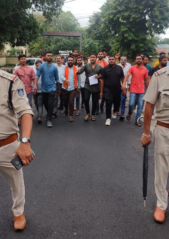 VIDEO: बैतूल में गौवंश हत्या के विरोध में कटा बवाल, सड़कों पर उतरे हिन्दू संगठन के कार्यकर्ता, पुलिस ने दिखाई मुस्तैदी तो एक आरोपी नागपुर से पकड़ाया