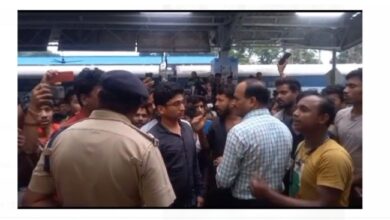 वीडियो : स्टेशन पर दो घंटे खड़ी रही दानापुर एक्सप्रेस तो यात्रियों ने स्टेशन पर बरपाया हंगामा, आरपीएफ और जीआरपी की समझाइश के बाद माने यात्री, 2 घण्टे बाद रवाना हुई ट्रेन