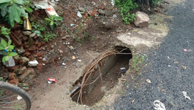 Video: बैतूल बाजार में घटिया निर्माण की खुली पोल, सीएमओ और ईई जांच के लिए पहुंचे स्टीमेट के अनुसार काम नहीं, कई जगह लोहे की छड़ भी नहीं मिली, पंचनामा के बाद होगी कार्रवाई