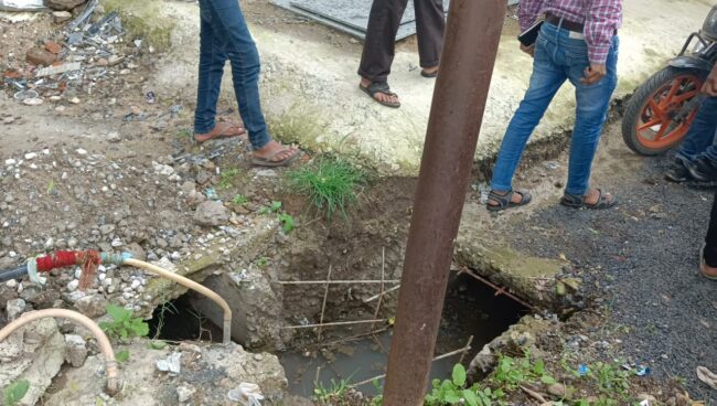 Video: बैतूल बाजार में घटिया निर्माण की खुली पोल, सीएमओ और ईई जांच के लिए पहुंचे स्टीमेट के अनुसार काम नहीं, कई जगह लोहे की छड़ भी नहीं मिली, पंचनामा के बाद होगी कार्रवाई