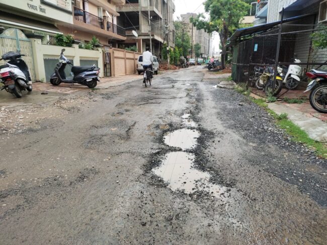 Betul News : बारिश खत्म होने तक सड़कों पर हिचकोले खाते रहेंगे लोग