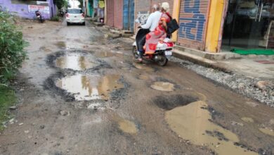 Betul News : बारिश खत्म होने तक सड़कों पर हिचकोले खाते रहेंगे लोग