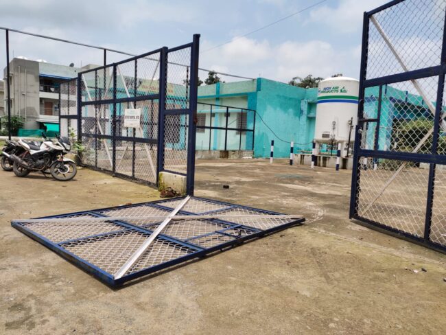Betul Hospital News: टैैक्नीशियन पर गिरा ऑक्सीजन प्लांट का भारी भरकम गेट, कमर पर गंभीर चोट, मेंटनेंस के लिए सूचित करने के बाद भी नहीं हुआ सुधार