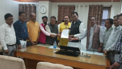 Betul News: कर्मचारी संगठनों में खुशी की लहर, शिक्षक संघ ने माना मुख्यमंत्री का आभार, एक दूसरे को मिठाई खिलाकर दी बधाई