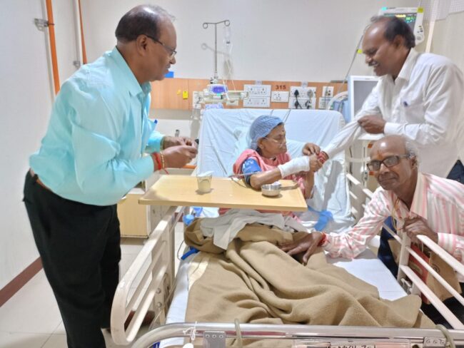 Rakshabandhan Special : रक्षाबंधन पर बहन को हार्ट अटैक, भाइयों को देखकर दैवीय चमत्कार आईसीयू में भाइयों के पहुंचते ही बहन की आंखे खुली, राखी भी बांधी