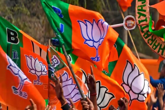 Political News: टिकट घोषित होने के बाद सर्वे करने पहुंचे विधायक!