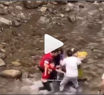 Sister Save Her Brother Life: भाई को बचाने झरने की तेज धार से भिड़ गई बहन, दिलेरी देख नही होगा विश्वास