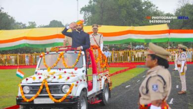 Betul Independence Day 2023: रिमझिम फुआरों भी कम नहीं कर पाया आजादी का जश्न, लोगों ने भीगते हुए देखी परेड