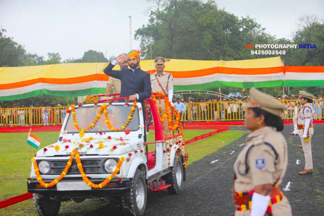 Betul Independence Day 2023: रिमझिम फुआरों भी कम नहीं कर पाया आजादी का जश्न, लोगों ने भीगते हुए देखी परेड