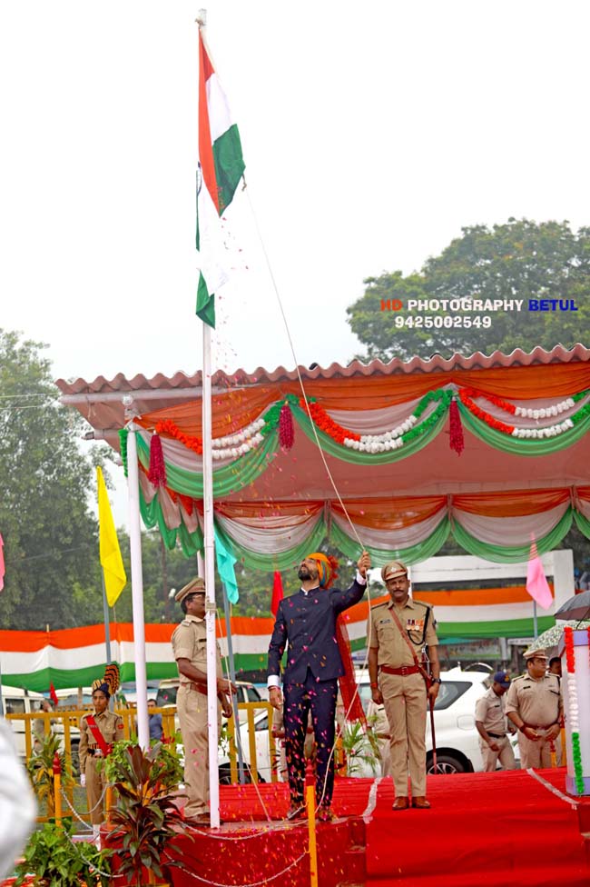 Betul Independence Day 2023: रिमझिम फुआरों भी कम नहीं कर पाया आजादी का जश्न, लोगों ने भीगते हुए देखी परेड