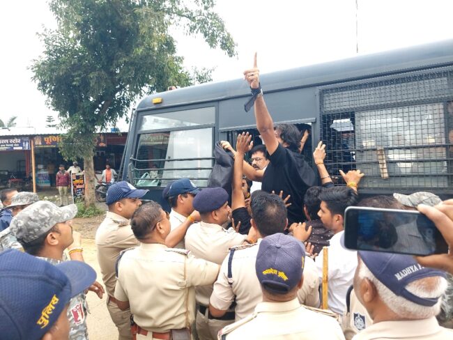 CM In Sarni : सीएम देरी से आए, पहले ही पंडाल में बैठने को जगह नहीं