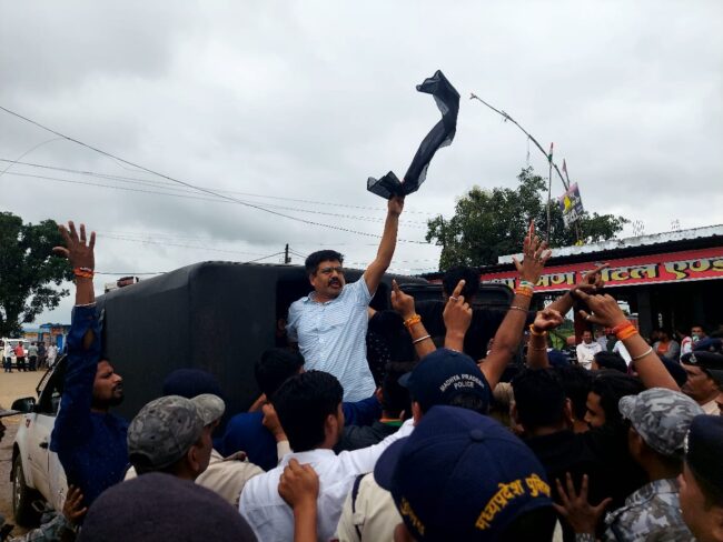 CM In Sarni : सीएम देरी से आए, पहले ही पंडाल में बैठने को जगह नहीं