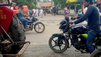 Betul Samachar - लाचार सिस्टम: सडक़ बने दो माह नहीं हुए, बखिया उधड़ी, कायाकल्प योजना में 3 करोड़ और सीएम अधोसंरचना में सडक़ के नाम 2 करोड़ खर्च करने के बाद भी हालात खराब