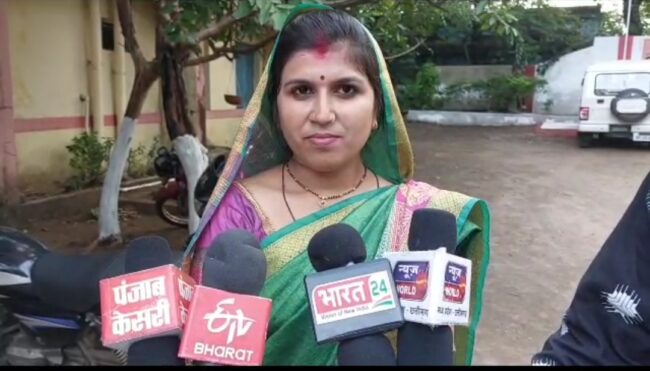 Unique News : बच्चों का भविष्य संवारने जनपद सदस्य ने छोड़ी राजनीति, जनपद सदस्य पद से दिया इस्तीफा, बनी शिक्षक