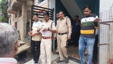 Betul Crime : अश्‍लील सामग्री और शराब के साथ पुलिस नेे महिला को पकड़ा़, वार्डवासियों की शिकायत पर  मकान पर मारा था छापा