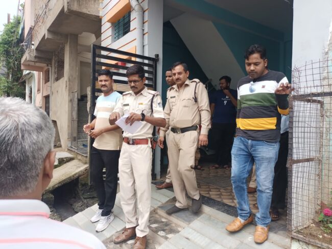 Betul Crime : अश्‍लील सामग्री और शराब के साथ पुलिस नेे महिला को पकड़ा़, वार्डवासियों की शिकायत पर  मकान पर मारा था छापा