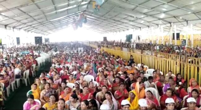 वीडियो : सीएम देरी से आए, पहले ही पंडाल में बैठने को जगह नहीं