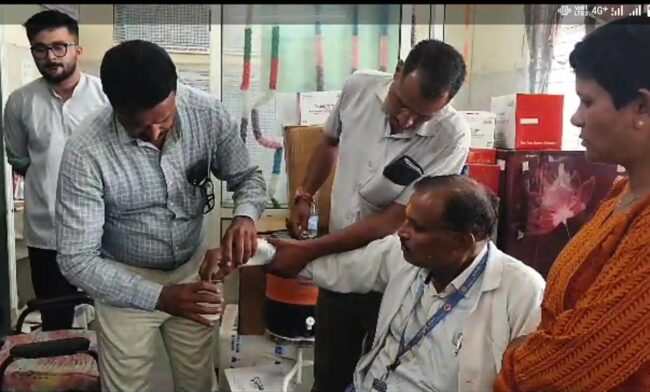 Betul News: क्लीनिक सील न करने के लिए सीएमएचओ ने मांगी रिश्वत, शाहपुर का कर्मचारी को लोकायुक्त ने रंगे हाथों दबोचा, कार्यवाही जारी