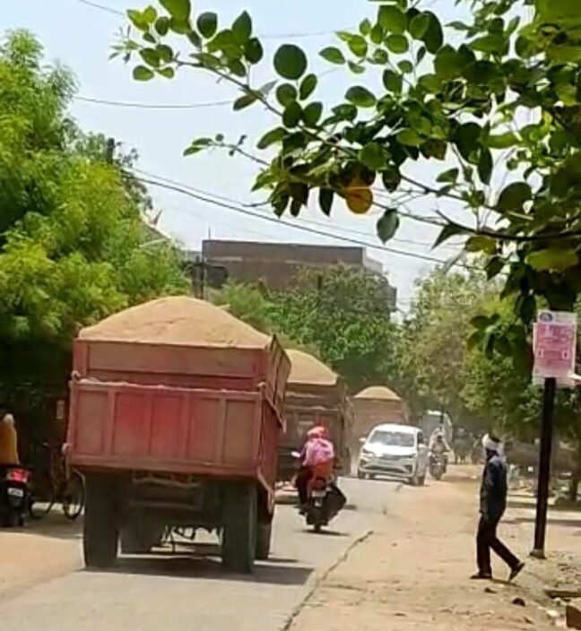 Betul Samachar : सडक़ों पर दौड़ रहे ट्रैक्टर-ट्रालियों में न रिफ्लेक्टर लगे और न रेडियम पट्टी