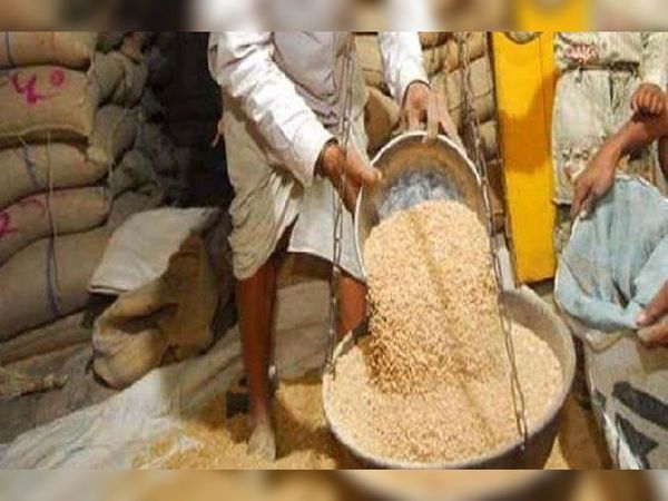 Rashan Black Marketing : राशन दुकानों पर कथित व्यापारियों का कब्जा, 17 रुपए किलो खरीद रहे अनाज