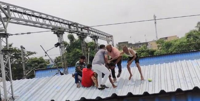 Betul News : जिंदगी खत्म करने प्लेटफार्म की शेड पर चढ़ा युवक