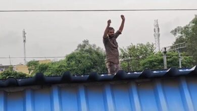 Betul News : जिंदगी खत्म करने प्लेटफार्म की शेड पर चढ़ा युवक