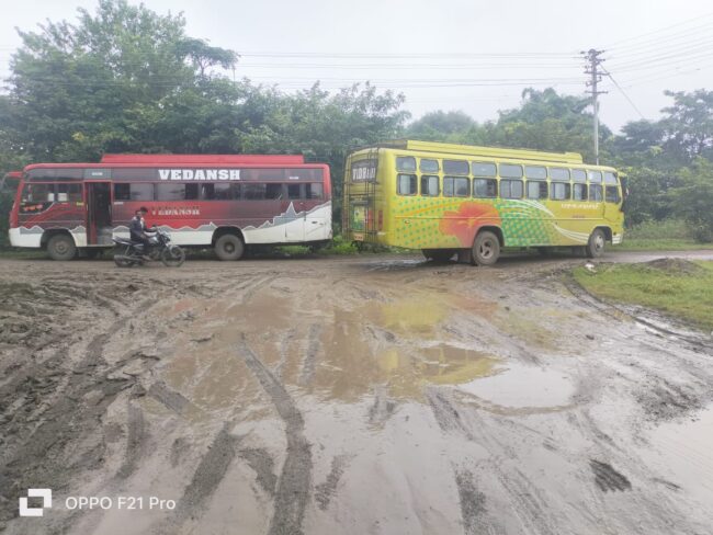 Betul News: बस आपरेटरों की दबंगई, स्टेशन के पास बना डाला अस्थाई बसस्टैंड