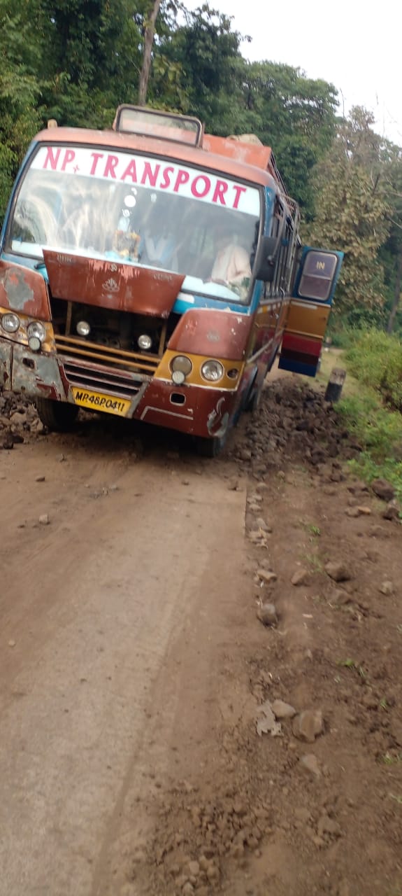 Betul News : ताप्ती क्षेत्र में बड़ी भूगर्भीय हलचल, चट्टानों से खिसक रहे पत्थर