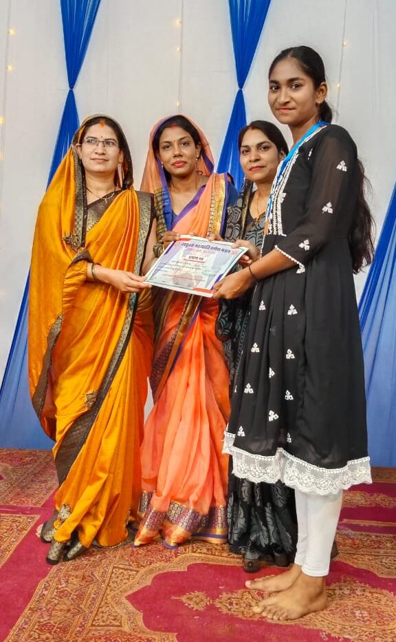 गणेशोत्सव का अनूठा रंग: मृत सदस्य की बेटी के नाम की बचत की राशि