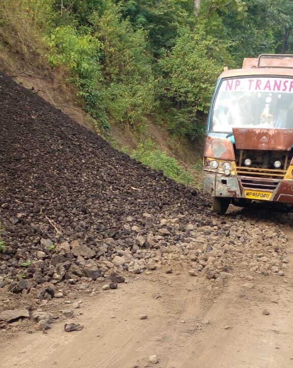 Betul News : ताप्ती क्षेत्र में बड़ी भूगर्भीय हलचल, चट्टानों से खिसक रहे पत्थर