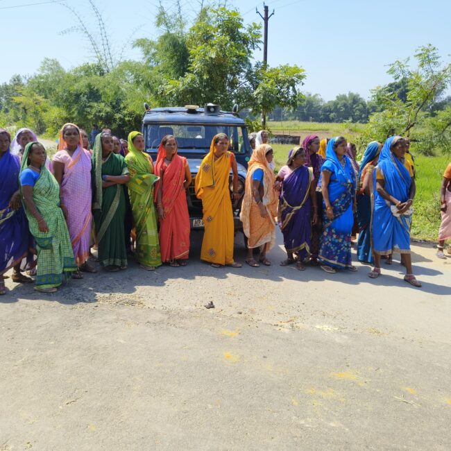 Betul Samachar : युवक की मौत के 24 घंटे बाद गुस्साए ग्रामीण, पुलिस वाहन घेरकर किया रास्ता जाम