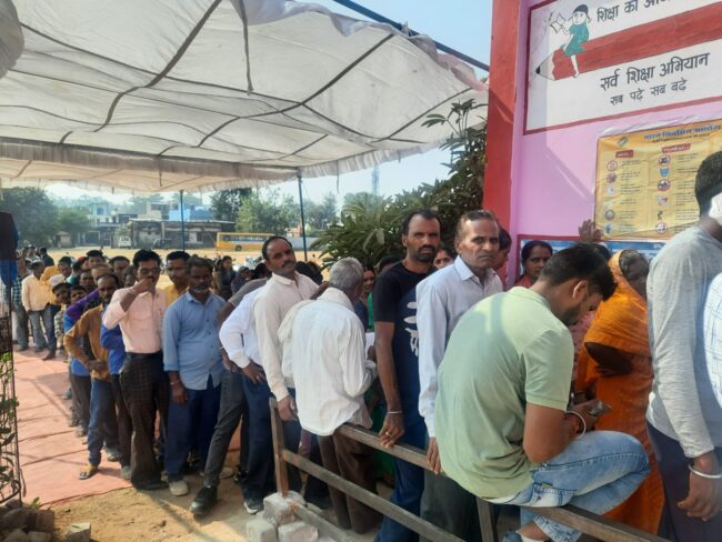 Election News : वोटों की आहूति के लिए कतारें लगी, ग्रामीण क्षेत्रों में भी बंपर मतदान