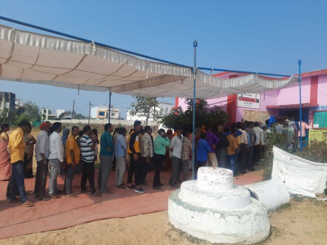 Election News : वोटों की आहूति के लिए कतारें लगी, ग्रामीण क्षेत्रों में भी बंपर मतदान