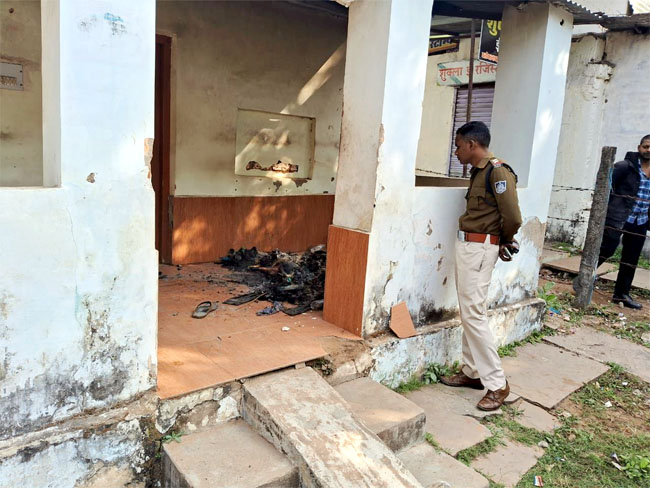 Betul News : जिला न्यायालय के सामने जिंदा जला वृद्ध, भीख मांग कर करता था गुजारा, पुलिस जांच में जुटी