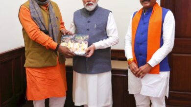 PM Modi Released Book: प्रधानमंत्री श्री नरेंद्र मोदी ने किया सांसद दुर्गादास उइके की हस्तलिखित पुस्तकों का विमोचन
