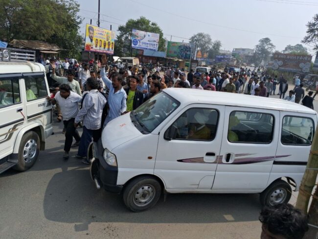 Betul News: वाहन चालकों ने बिना अनुमति फोरलेन पर लगाया जाम, लडख़ड़ाई व्यवस्था