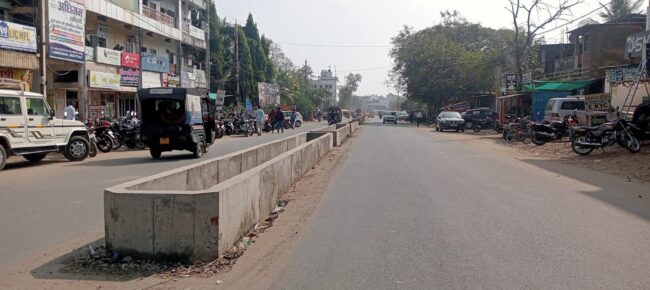 Betul News: कालेज रोड पर हर 50 मीटर पर डिवाइडर में छोड़ दिया स्पेस
