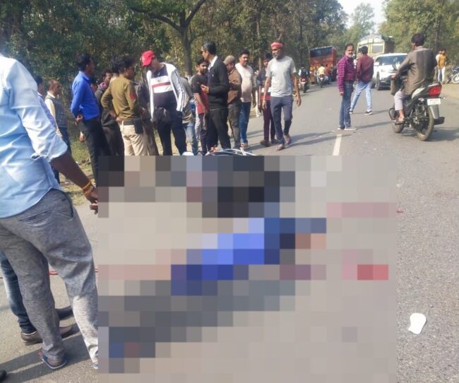 Betul Accident News : सडक़ पर मदद के इंतजार में तड़पते रहे तीन मासूम, तमाशाई बनी मानवता...