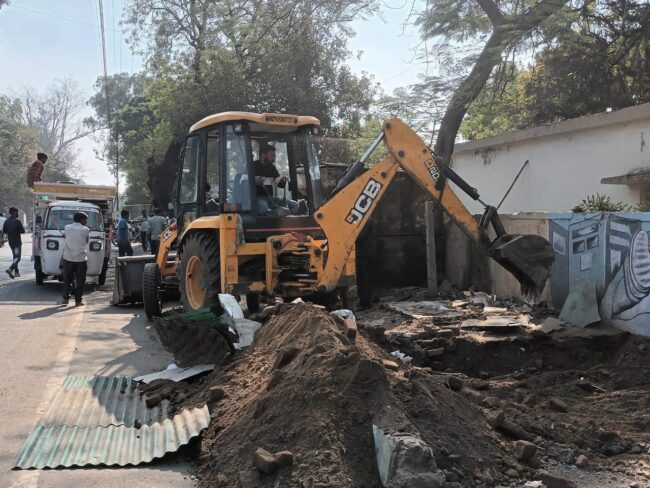 Betul Today News: अतिक्रमण के मैदान में कलेक्टर के चौके- छक्के