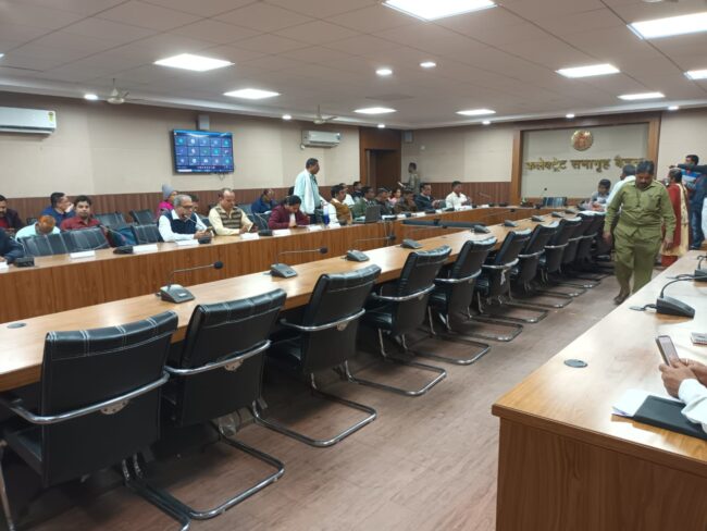 Betul Collector News : अवकाश पर कलेक्टर, जनसुनवाई से नदारद कई विभाग के अधिकारी, जनसुनवाई में सामने आई विभागीय अधिकारियों की लापरवाही