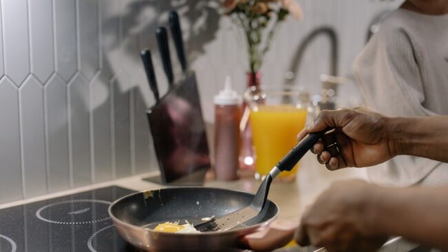 Induction Cooktop: आप भी करते हैं इंडक्शन कुकटॉप का इस्तेमाल तो इन बातों का रखें ध्यान, आज ही जान लें इनके बारे में