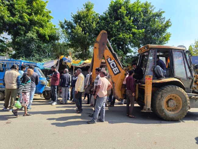 Betul Today News: अनाउंस के बाद भी नहीं हटाया अतिक्रमण तो बैतूल-मुलताई में चला बुल्डोजर