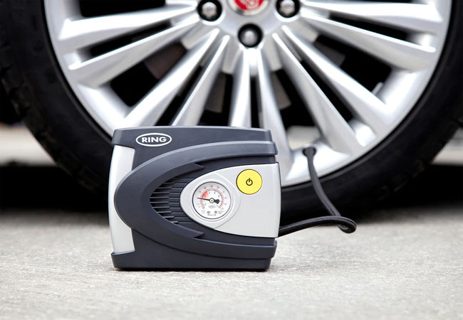 Car Gadgets : अपनी कार में जरूर रखे ये गैजेट्स, इमरजेंसी में आएंगे काम