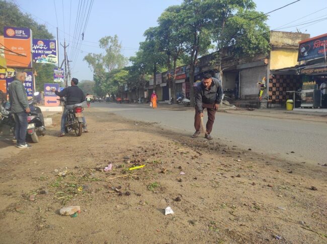 Betul Samachar : सफाई कर्मियों की हठधर्मिता, शहरवासियों को खुद करना पड़ रहा सफाई