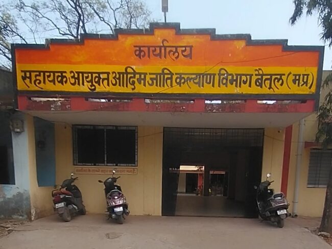 Betul Samachar: अजाक में 17 वर्षों से मजदूरी से कम वेतन पर नौकरी कर रहे शिक्षक