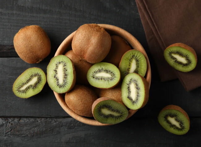 Kiwi Benefits: स्वास्थ के लिए वरदान होती है कीवी, फायदे जानकर आप हो जाएंगे हैरान