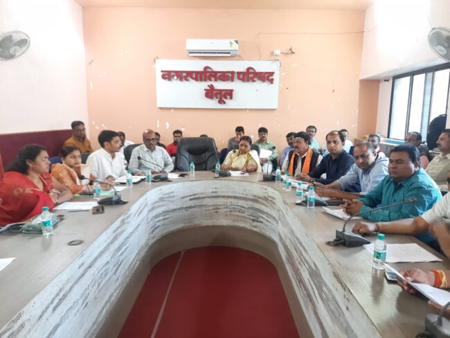 Betul News Today : निर्माण कार्यों पर भेदभाव पर कांग्रेसी पार्षदों का नपा के सम्मेलन में हंगामा